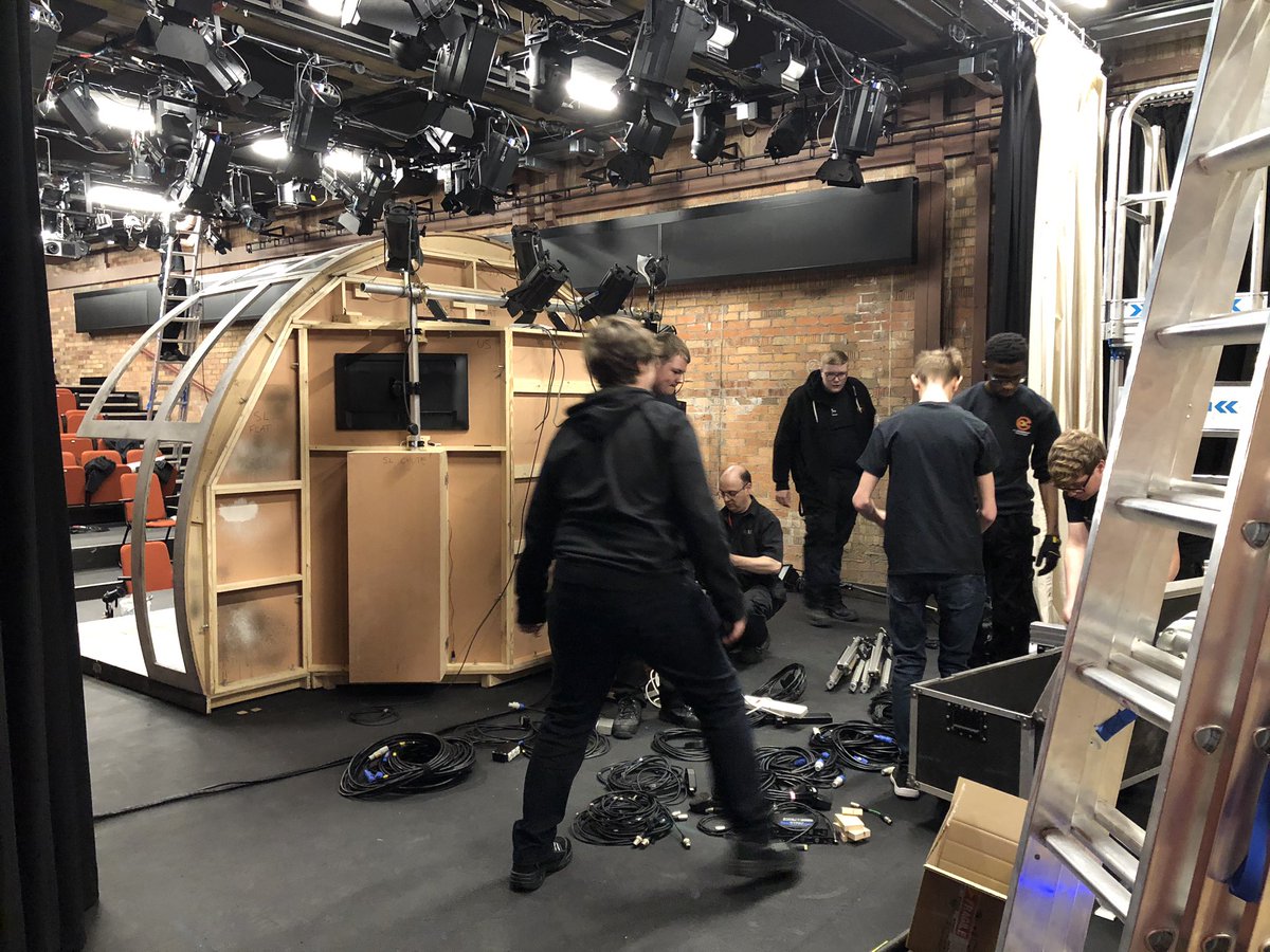 RedDixon57's tweet photo. FANTASTIC to have a team from @LCC_Backstage helping us with the get-in, fit-up and focus today @LeedsPlayhouse !!! https://t.co/IWgvdD8RYo