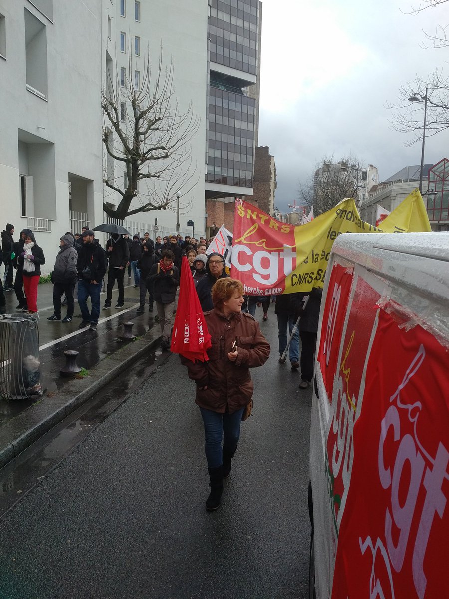 cendrine_berger's tweet photo. #5MARS #FacsEtLabosEnLutte 
@CgtFercSup 
30 000 participantes et participants à la manifestation parisienne
On est là et on ira jusqu au retrait #LPPR #retraites #49-3 et demain on continue !✊ https://t.co/qliuhe3K48