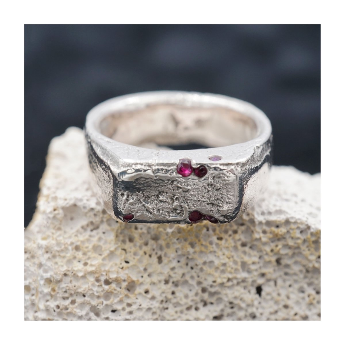 metalatelier's tweet photo. Further deconstructed signet rings, natural rubies cast in place

#metalatelier #metalsmith #artjewelry #contemporaryjewelry #signetring #ringoftheday #silverring #rotd #ruby #naturalruby #brutalist #handmade #madeinberlin #berlinstyle #kreuzberg #deconstruct https://t.co/3YBu9mjtOr