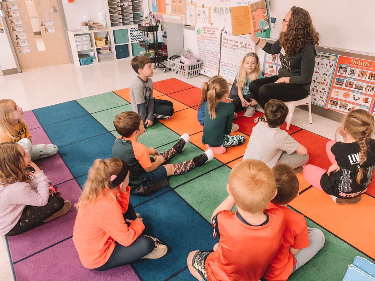 MissScottFHE's tweet photo. We got another mystery visit from a mom in our class..Vada’s mom! She read a story about the space needle in Seattle. #ReadAcrossAmericaWeek #mysteryreader https://t.co/SXHGFtRAHs