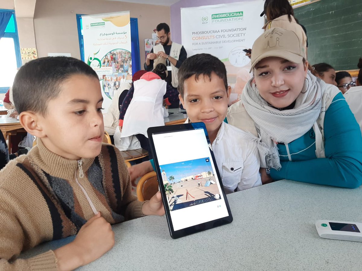 Phos_Foundation's tweet photo. "Dessine-moi une ville". Digital workshop at the Tafoudart school, El Marsa commune. 40 young students were happy to design their public spaces using tablets.
#empoweringcommunities #Laayoune #Morocco #DMUV https://t.co/l93Mvxcb6b