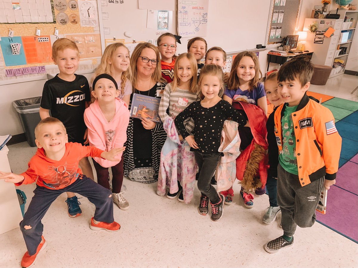 MissScottFHE's tweet photo. Thank you for coming to be a mystery reader to our first grade class @FlintHillAP !! #ReadAcrossAmericaWeek #mysteryreader https://t.co/fMYn8ZAF6P