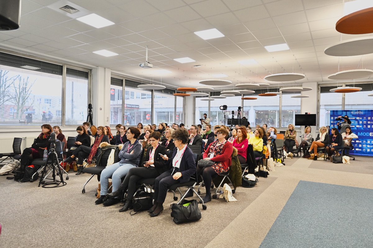 univ_lille's tweet photo. Une après-midi consacrée aux histoires de femmes entrepreneures : conférence, témoignages, échanges, réseautage... #BusinessModelle se déroule en présence de Laurence Bloch, directrice de @franceinter ! 
#ULille #ULille_Elles #8mars @hubhouselille https://t.co/ZfYjoS4Y5m