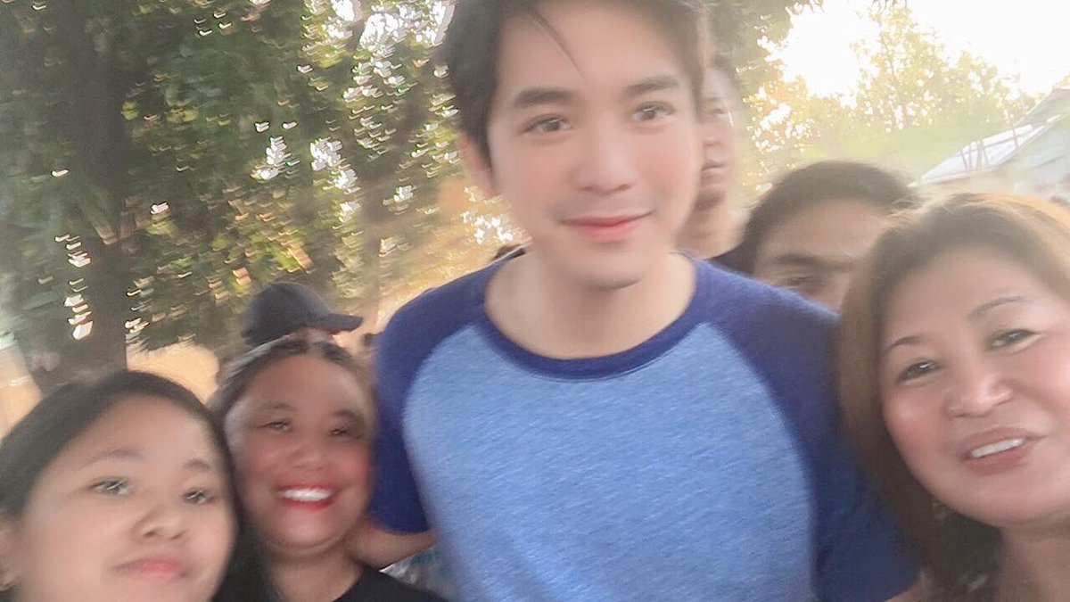 itsmellowbyte's tweet photo. nagulat nalang ako nasa labas ng bahay si joshua garcia mag shoshooting pala sila Hahahaha ♥️ https://t.co/oERyUxtYvk