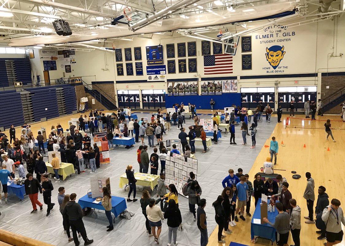 TeamHDI's tweet photo. 2020 Henry Clay Health Fair 🙌🏼🙌🏼

#HealthyDevils #HealthMatters 
#NationalNutritionMonth 

@ukydhn @GoodFoodsCoop @HCHS_Athletics @lchagerPE 
@UK_HealthCare @uk_ortho @universityofky https://t.co/ECzZiXao71