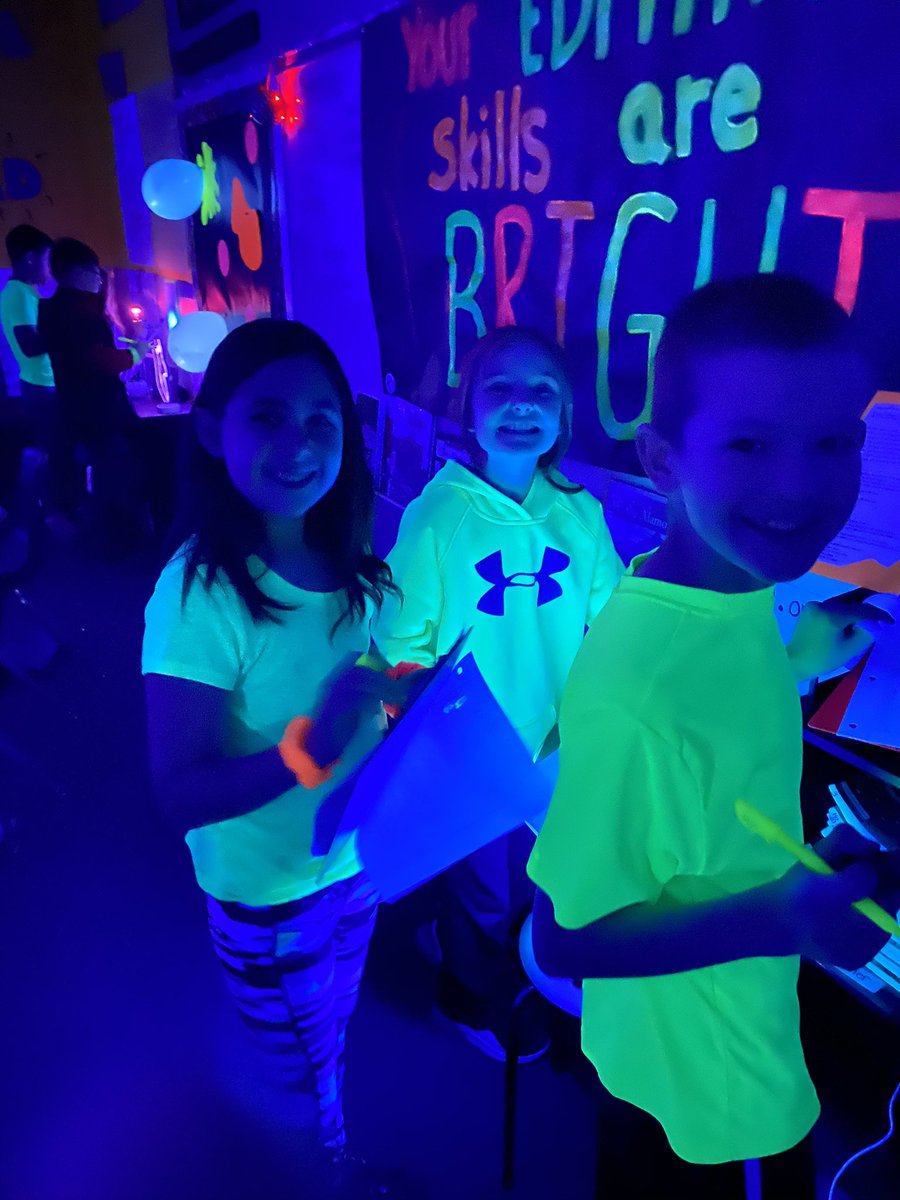 AmyBarner2's tweet photo. GLOW Editing! #editing&amp;revisingpractice #brockintermediate #brockisd #barnerbunch4th https://t.co/IZa1TlZl8c