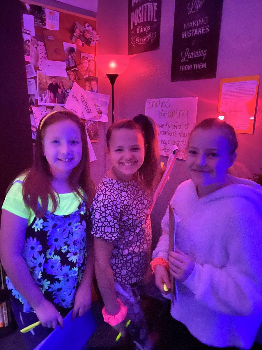 AmyBarner2's tweet photo. GLOW Editing! #editing&amp;revisingpractice #brockintermediate #brockisd #barnerbunch4th https://t.co/IZa1TlZl8c