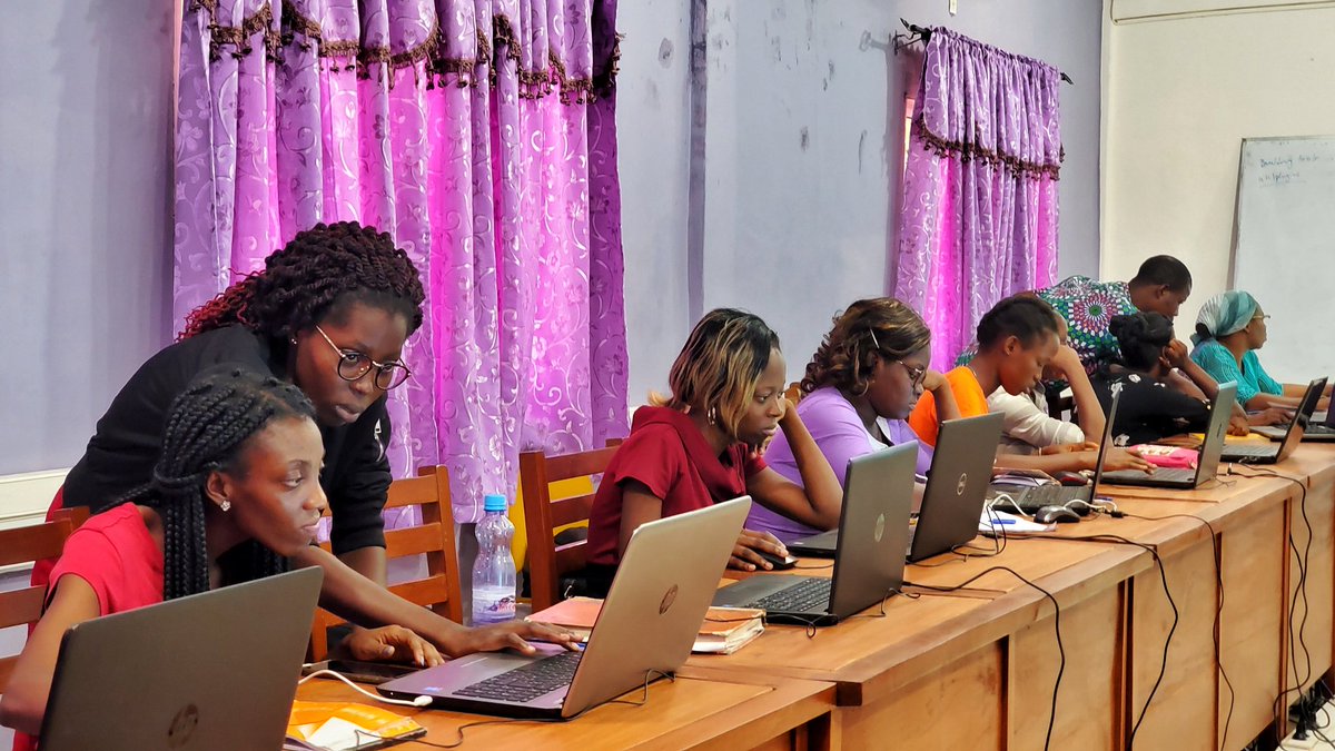 [#Actus] Appui aux communautés de pratiques : Formation en cartographie numérique (#OSM &amp; #SIG libre) pour une vingtaine de filles et femmes, organisée et animée par <a href="/osmbenin/">OpenStreetMap Bénin</a>. En cours, 5-7 mars 2020 au #CNFC 

#GirlsMap #GirlsMap4BJ  #OpenStreetMap #OSM  #WomenInTech #Gender