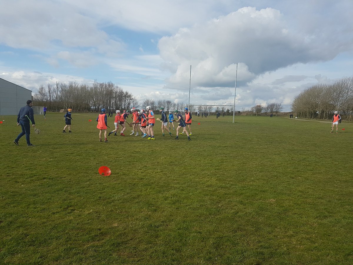 33 u14 hurlers gave up their lunchtime today in @Ramsgrange_CS for an excellent Hurling session
Worked on movement & support play & making the right decision on the ball through #smallsidedgames
Great to see such good numbers and enthusiasm
Well done lads 👏⚾️🌞
#PPSchoolsGAA