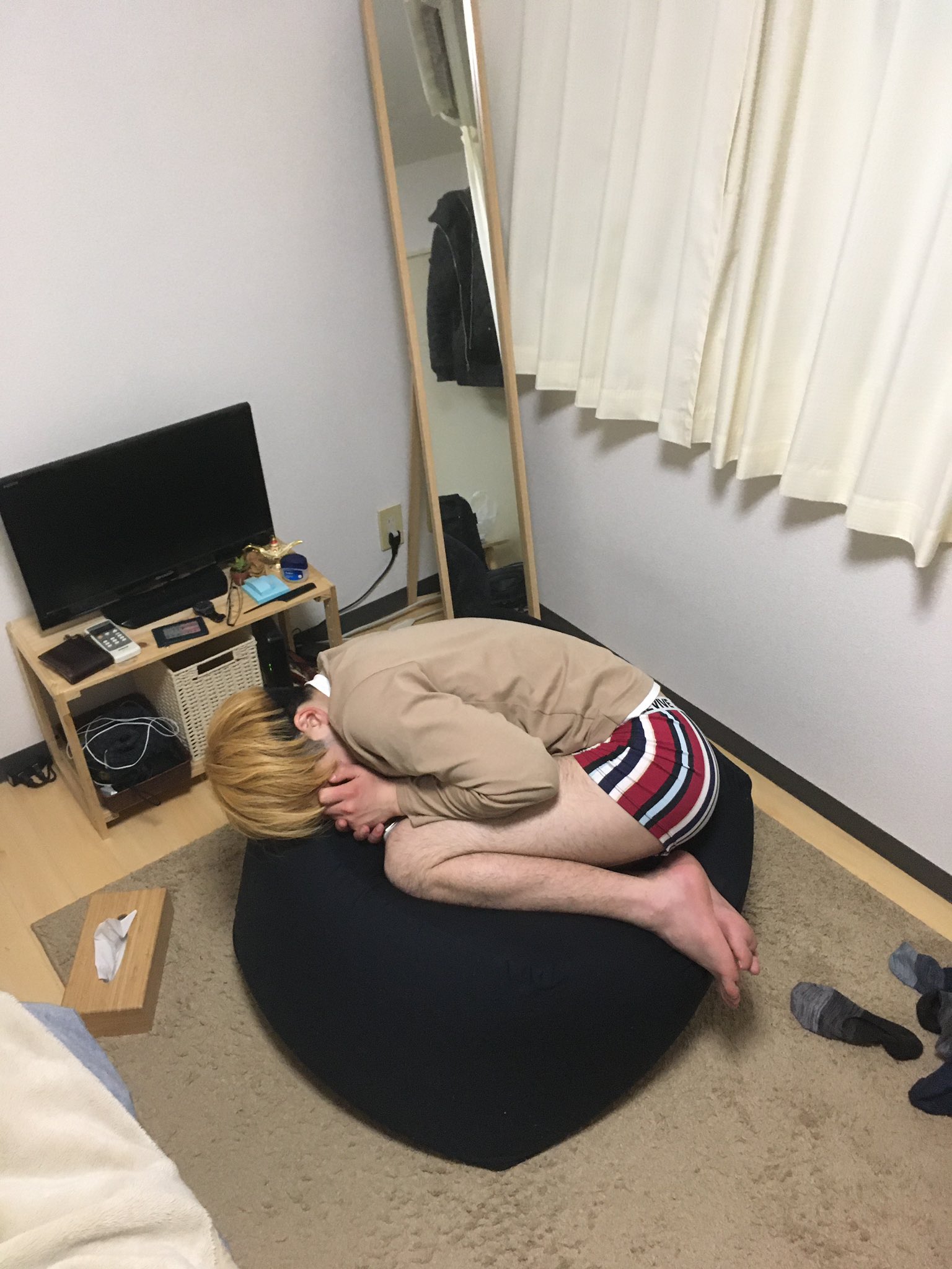 だい マナル隊 ヒゲ枠 友達ん家泊まってるんだけど あえて風呂場でおしっこしていい って聞いたら ダメ って言われていじけてる図 おしっこをどこでしようと俺の勝手じゃん