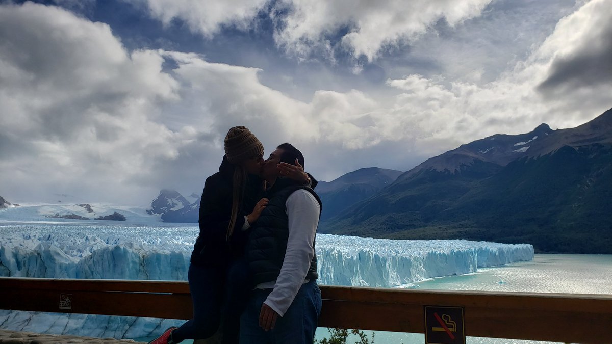 PUMAFCA's tweet photo. @HombresG  🎶"Te quiero mirar a los ojos, ponerte un anillo de oro, y que estes en mi vida por encima de todo"🎶💍y dijo que SIIII😍 https://t.co/JFvHrsGJge