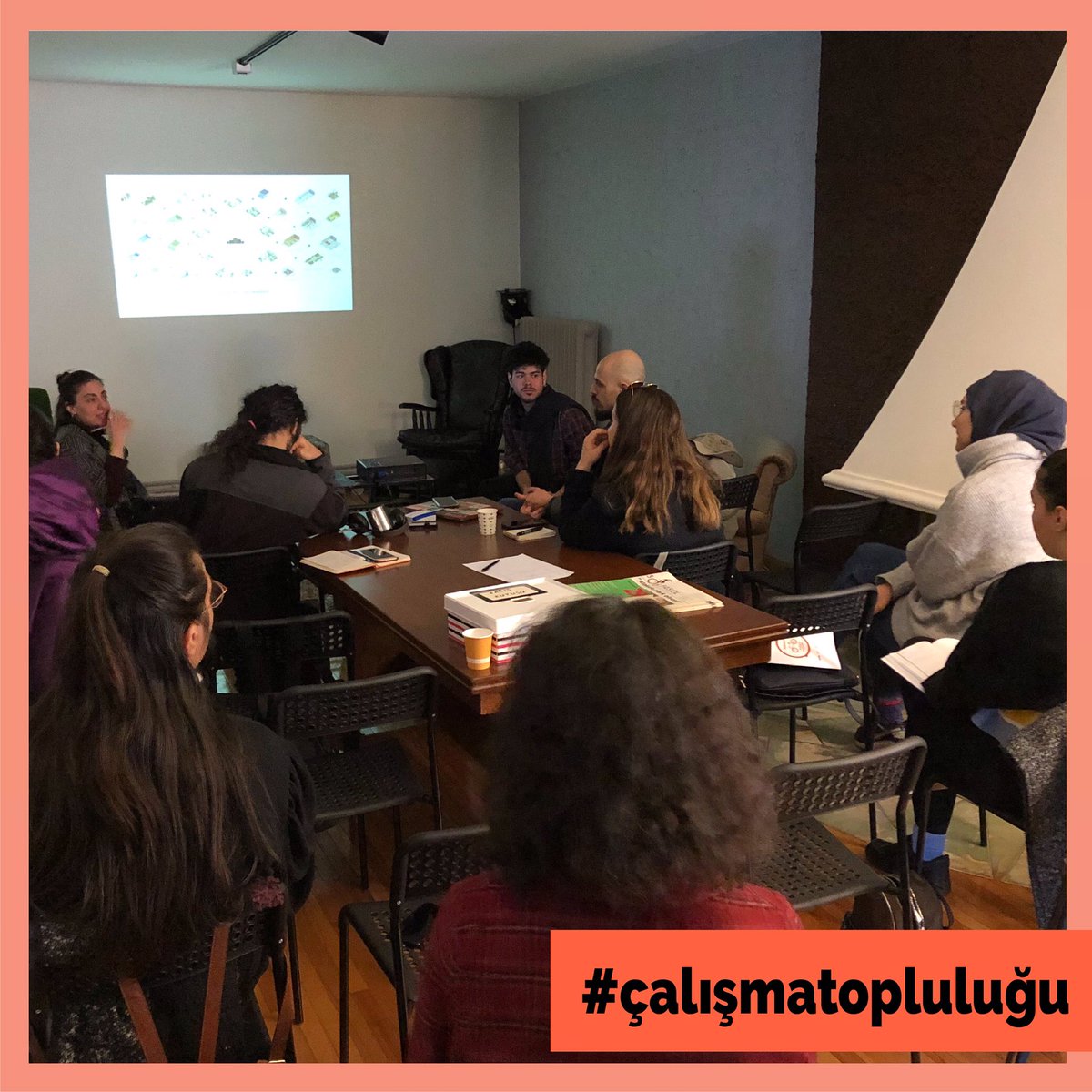 roofcoliving's tweet photo. Çalışma topluluğumuz ile farklı işlevlerdeki etki odaklı, yaratıcı, ortak yaşamı temel alan örnekleri birlikte inceledik. Birlikte yaşama kültürü yapı taşlarını ortaya çıkardığımız buluşmalarımız devam ediyor 
•
#roofcoliving #roof #coliving #ortakyasamaalani #birlikteyaşam https://t.co/MLTvJOoYMt