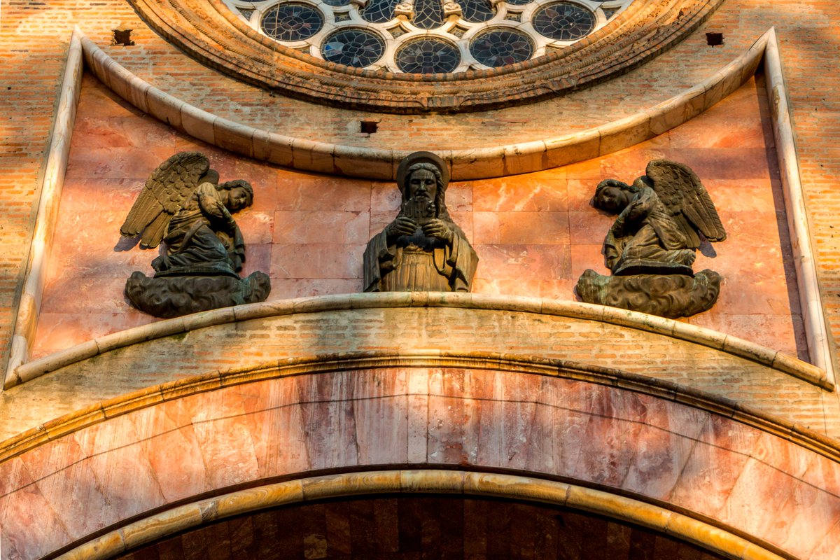 Somos uno de los hoteles más emblemáticos de la ciudad de #Cuenca: un destino en el que experimentará la riqueza y belleza de sus tradiciones y su hermosa arquitectura.
#BoutiqueHotel Mansión Alcázar
.
#turismocuenca 
#turismo
#luxurydestination 
#boutiquehotelcuenca