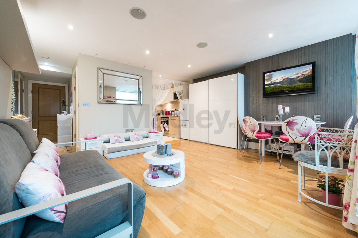 MadleyProperty's tweet photo. Yet another sale completed by our excellent Sales and Investment team in Kestrel House, St George Wharf, SW8! https://t.co/CsKqb2ALrE