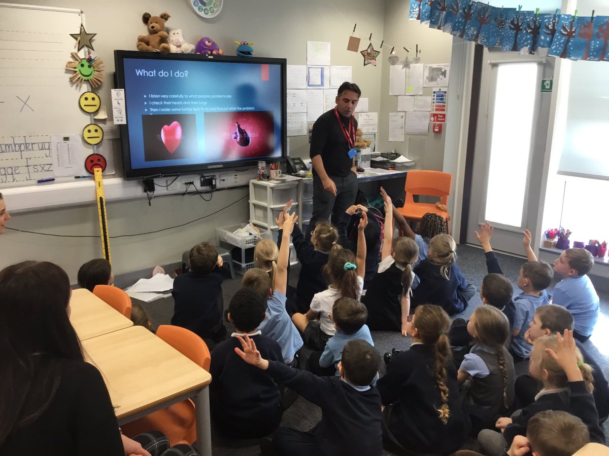 RachelMteacher's tweet photo. Yet another inspiring visit from #NHS staff for @RScottPrimary pupils ..... this time they learnt all about a lung consultant’s job role - and found out lots about lungs as well! @CareersWeek @NHSEmployers https://t.co/7zgKdifxMu