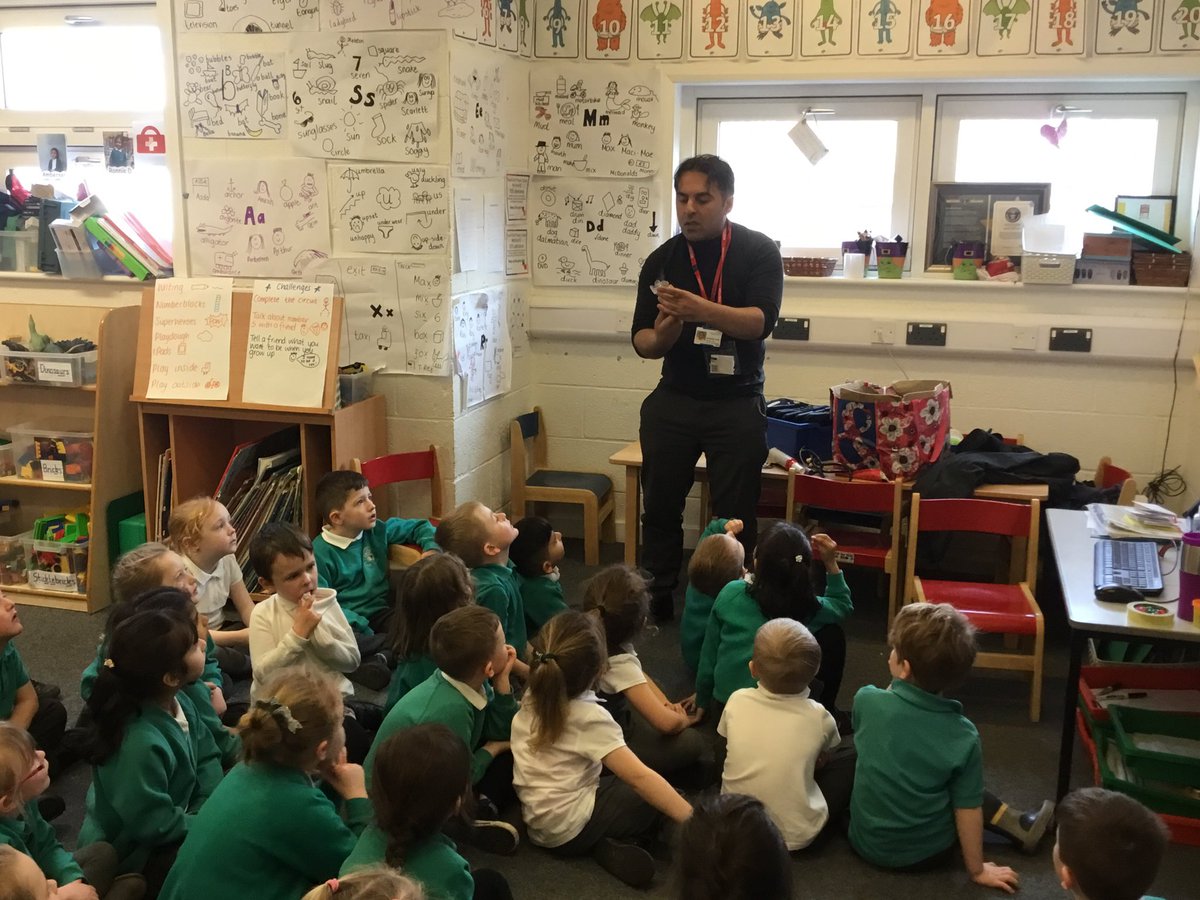 RachelMteacher's tweet photo. Yet another inspiring visit from #NHS staff for @RScottPrimary pupils ..... this time they learnt all about a lung consultant’s job role - and found out lots about lungs as well! @CareersWeek @NHSEmployers https://t.co/7zgKdifxMu