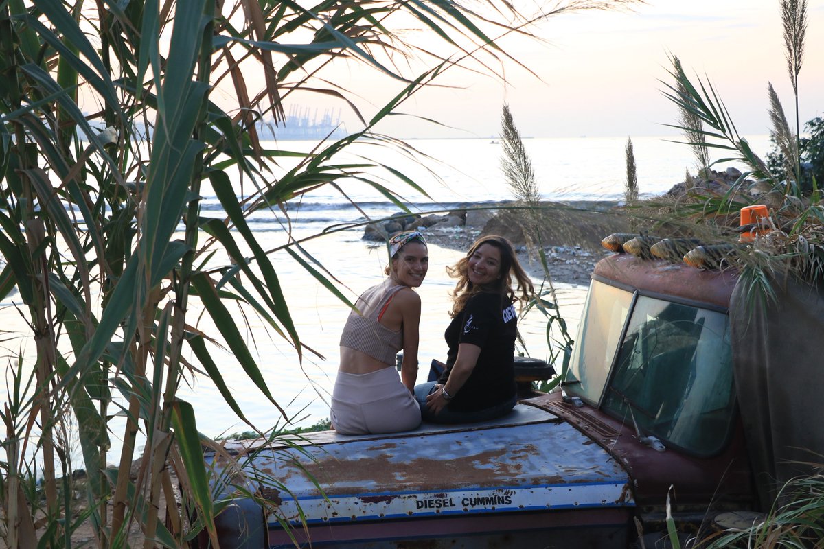 المنتجة رين عيسى والكاتبة/المخرجة
حسيبة فريحة تتشاركان لحظة فرح ومرح على موقع تصوير فيلم 'فرح'