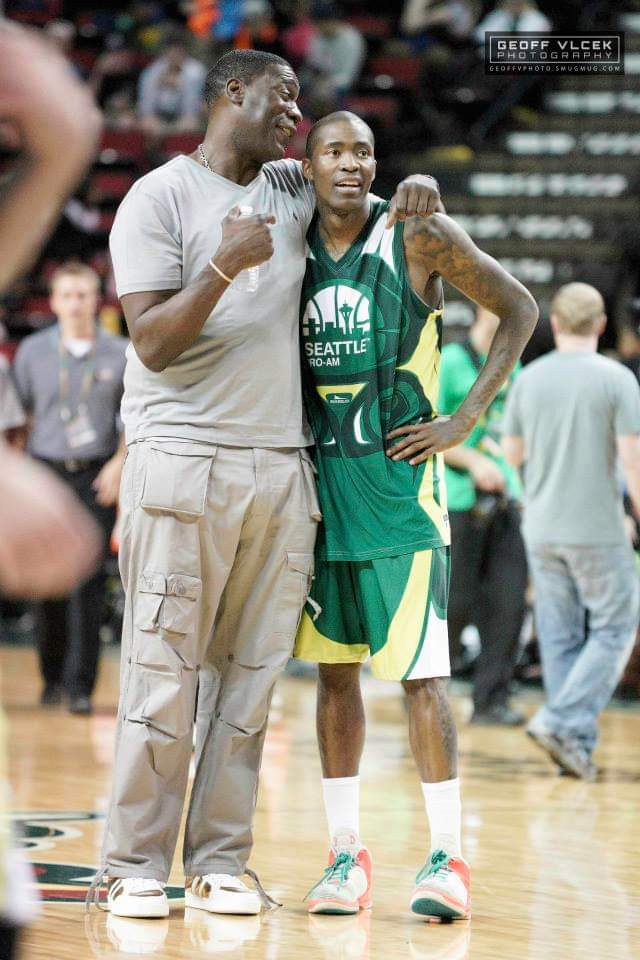 GeoffVPhoto's tweet image. #TBThursday - Back to 2015 when I got the lucky opportunity to photograph the @JCrossover Pro-Am B-ball game. I caught this moment between Shawn Kemp &amp;amp; Jamal before the game.
#shawnkemp #jamalcrawford #friends #Sonics #Seattle #basketball #NBA #ProAm