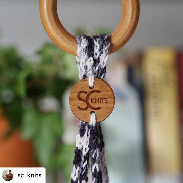 It’s all in the details and these engraved buttons on @sc_knits plant hangers are 👌🏻 • Reposted from @sc_knits 
#MarchMeetTheMaker : CLOSE UP 🌻 Here is a closer look at my @sc_knits logo buttons (📷 @fluorescestudio ) From making my first plant hanger, I wanted to include my …