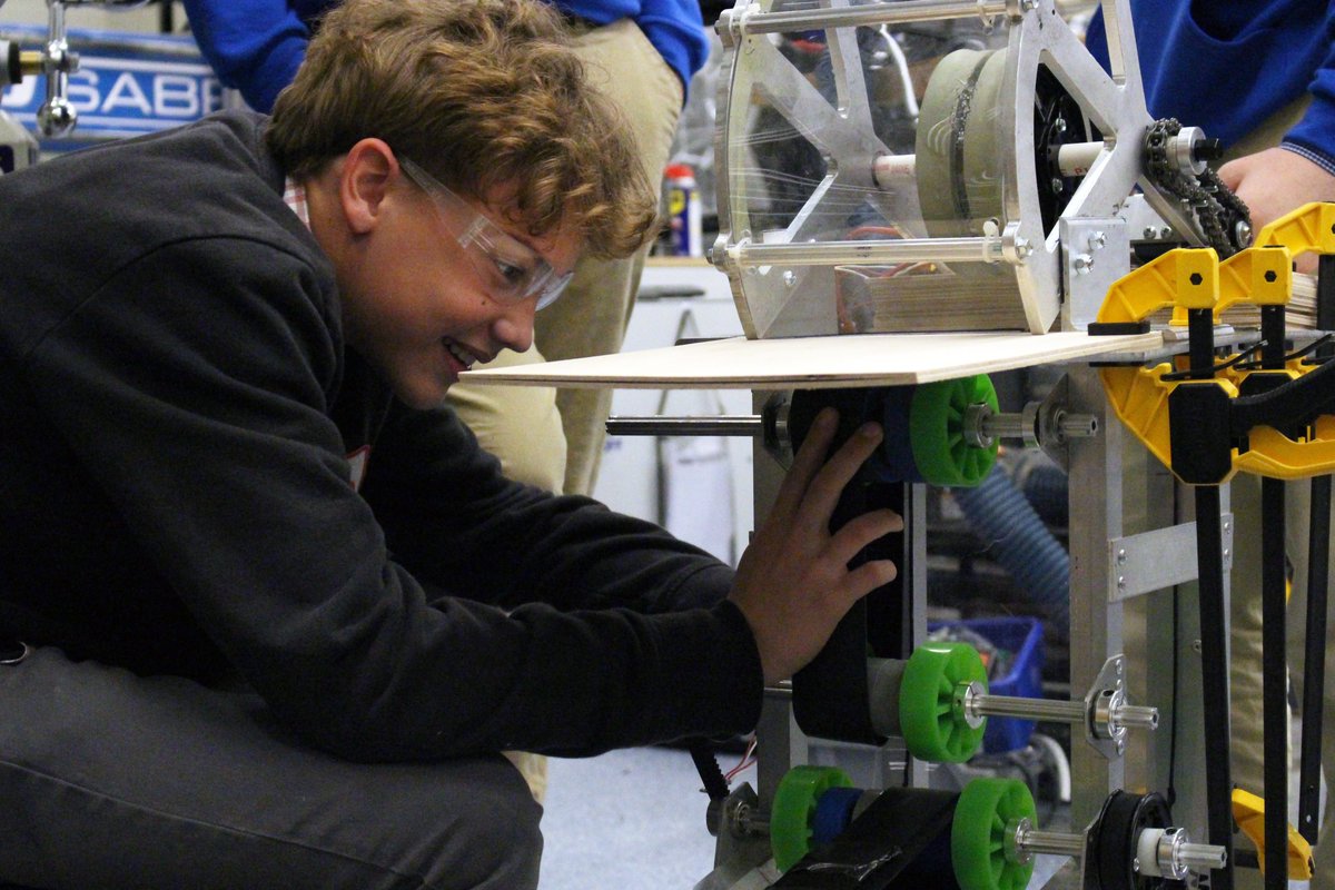 JesuitTampaFL's tweet image. 1/3: The #JesuitRobotics team is working tirelessly on its latest robot in preparation for the Star Wars-inspired Regional competition INFINITE RECHARGE in Orlando on March 14. 

#AMDG #GoTigers