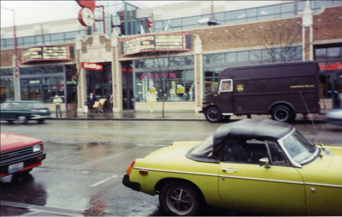 CapitolHillPast's tweet photo. Capitol Hill Cinemas, 425 Broadway E c1988-1990. from University of Washington libraries special collections. #capitolhillseattle #seattlehistory https://t.co/LX2d5xLkjt