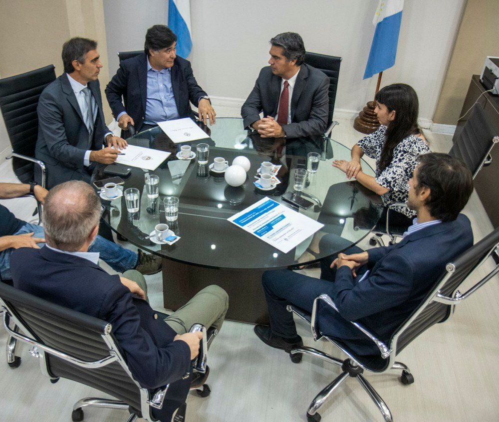 alegrejorgep's tweet photo. Junto al Dr. Carlos Zannini de la @Ptn_Oficial y el Dr. Guido Croxatto de la #ECAE firmamos un convenio para realizar capacitaciones en forma presencial con especial atención hacia derechos humanos y género. https://t.co/nv6wx4pm28
