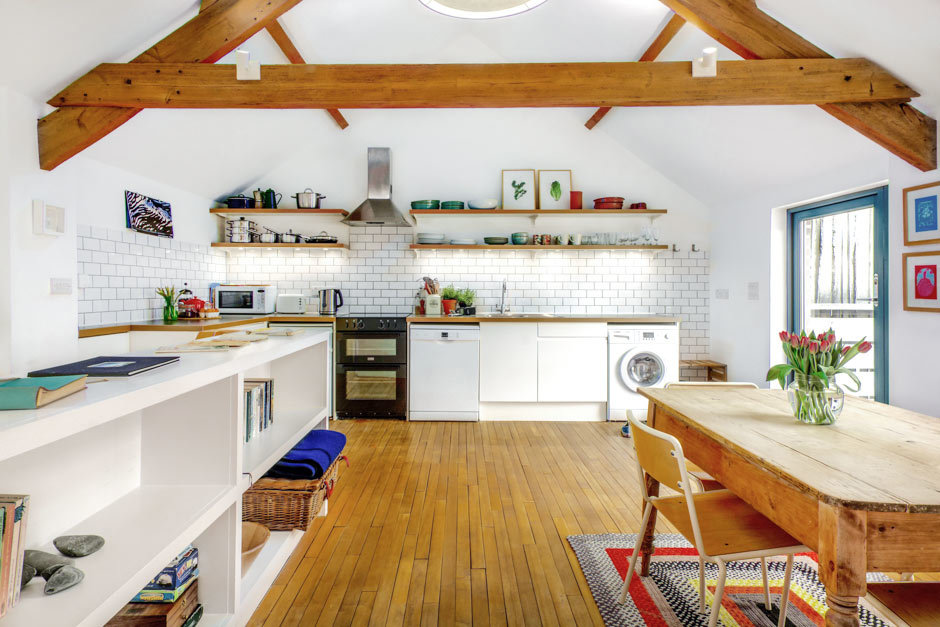 kidandcoe's tweet photo. A luxurious converted barn in the English countryside = bliss. ☀️ Check it out: https://t.co/et1xJg6Te8 https://t.co/X3iY15RTrq