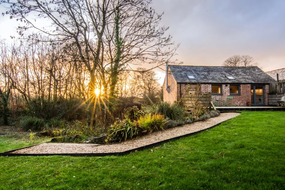 A luxurious converted barn in the English countryside = bliss. ☀️ Check it out: bit.ly/38opBtx