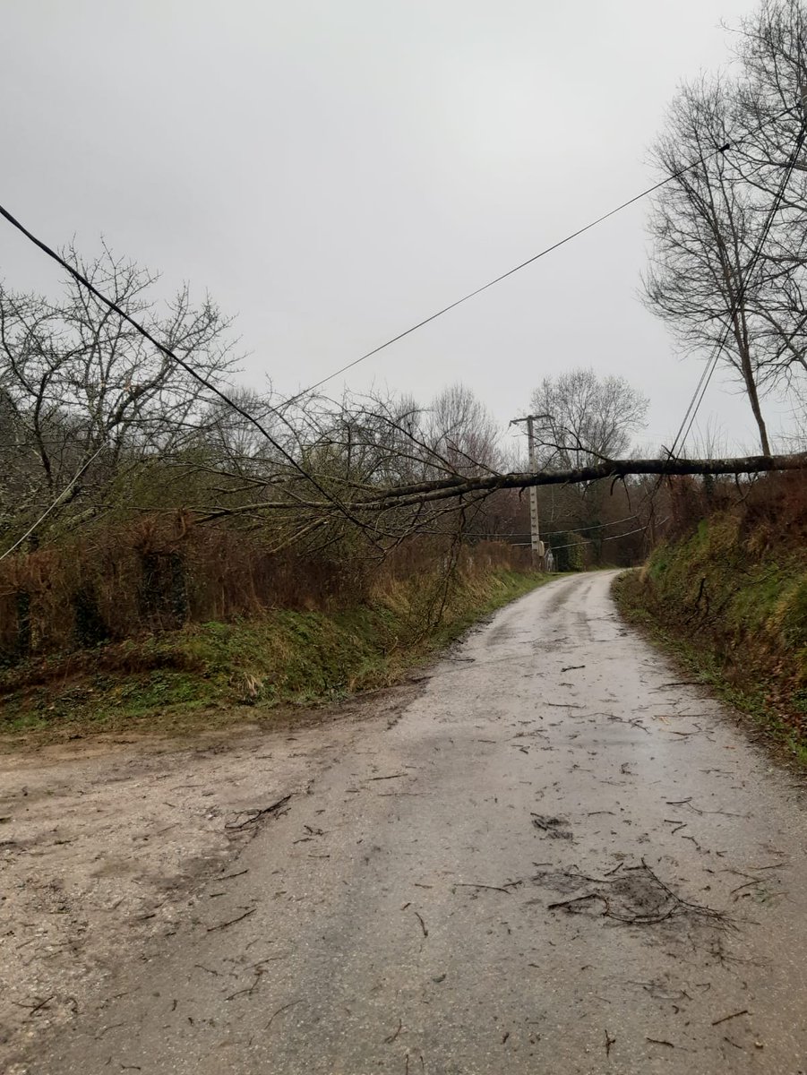enedisOccitanie's tweet photo. 🎬 Bien que les tempêtes s'enchaînent, leur engagement ne faiblit pas ! 19 techniciens de Languedoc-Roussillon, mobilisés en renfort, accomplissent leur mission de #servicepublic de l'électricité dans l'#ariege. 📷 #jeudiphoto à leurs côtés 😉 https://t.co/J18S4tvkHu