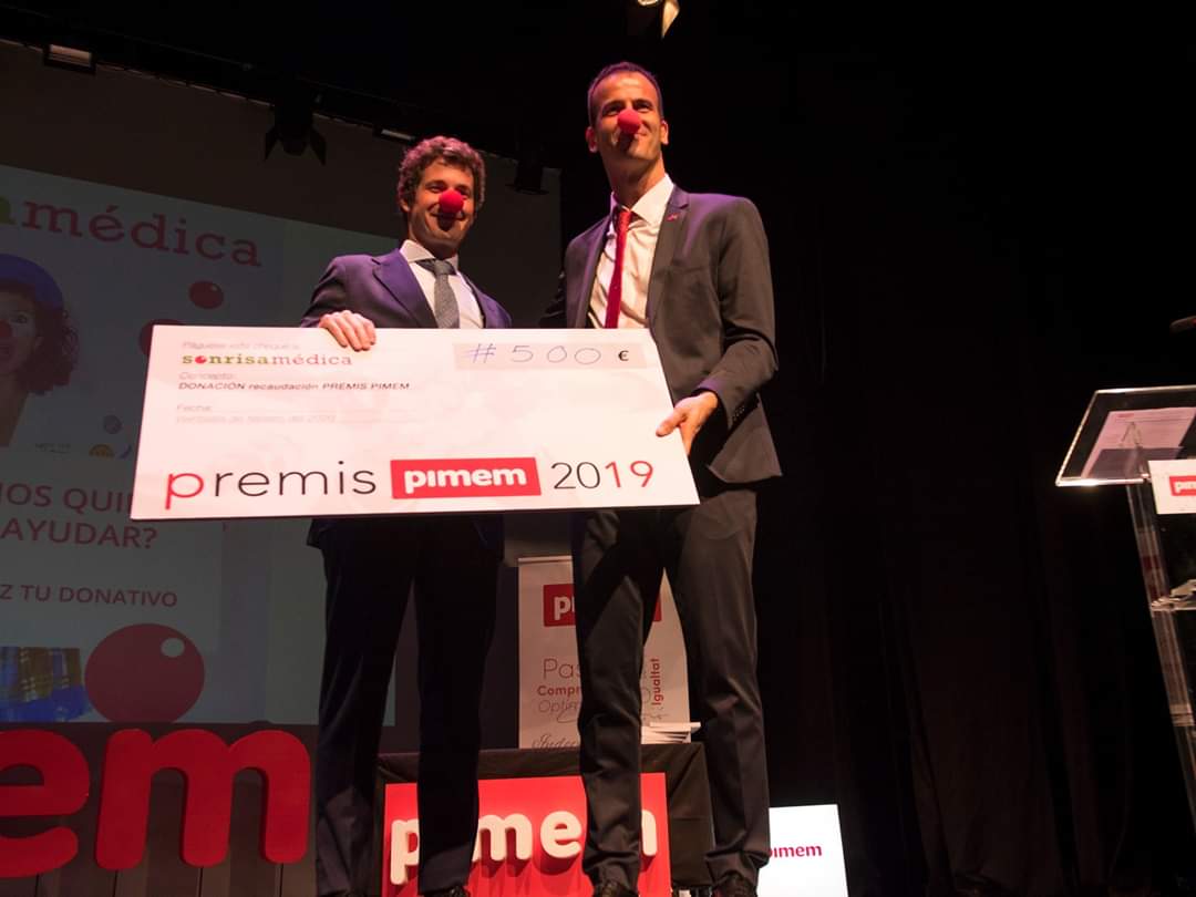 sonrisamedica's tweet photo. Enhorabona a Federació PIMEM per la seva tasca per afavorir a la petita i mitjana empresa. A més, a la seva gala #PremisPIMEM han fet arribar els guardons als millors comerços i feren una donació a Sonrisa Médica que rebem amb molt d'agraiment. #NasCrack #FelicosdeNassos https://t.co/8VzZyg3Ydr