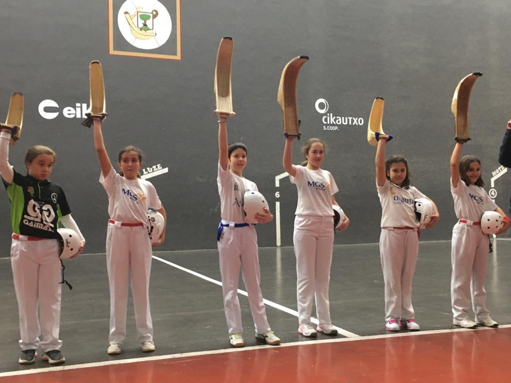 XISTERA

Asteburu honetan gure elkarteko Irati Morenok Berriatuko nesken zesta puntako finalean hartuko du parte, 3.mailan.

#euskalpilota #pelotavasca #xistera