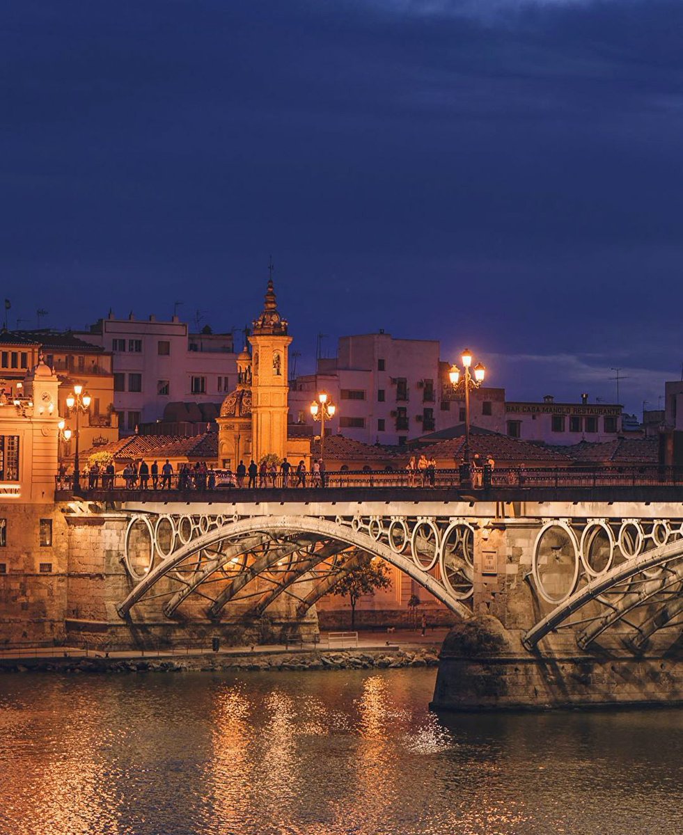 SevilladePaseo's tweet photo. Desde el Puente de #Triana, #BuenasNoches amig@s. #Sevilla #Turismo #Viajes #Travel https://t.co/pMLSzOzsQR