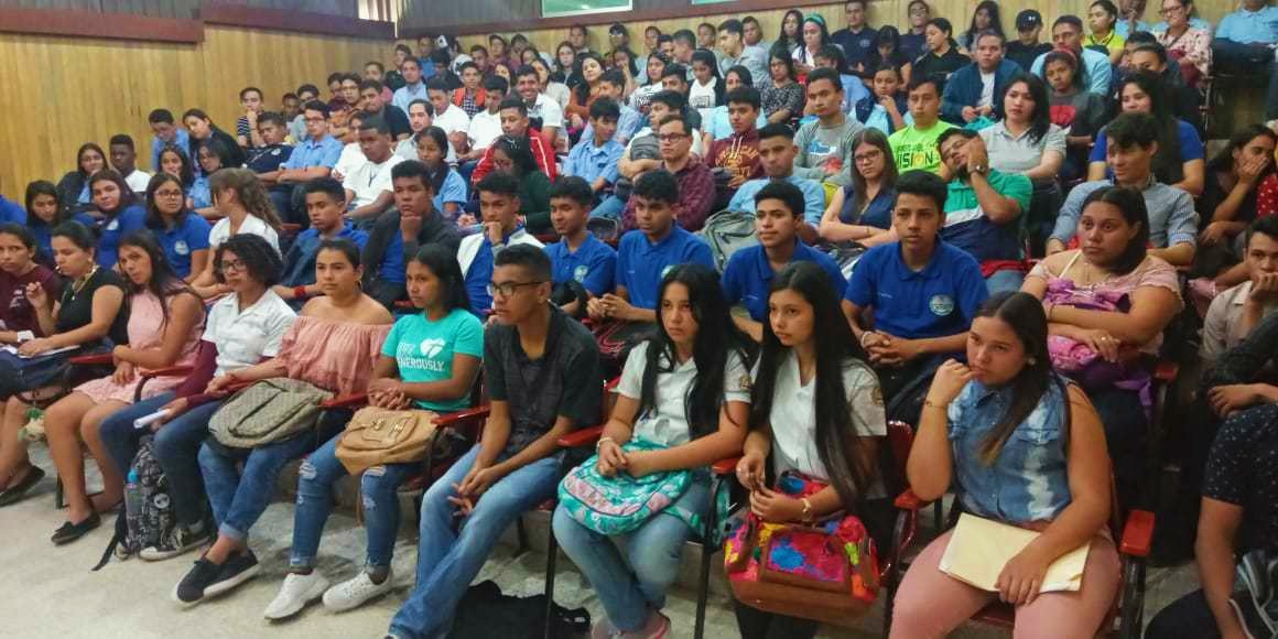 FUNADEH_GENESIS's tweet photo. La carrera por el primer lugar de #PROGRAMATON2020 continua, hoy se realizó el segundo taller impartido por el Arquitecto Carlos Hasim de #Amazon en el CRA UNAH donde los jóvenes participantes asistieron para continuar adquiriendo los conocimientos informáticos. https://t.co/MQ7OcfDFtd