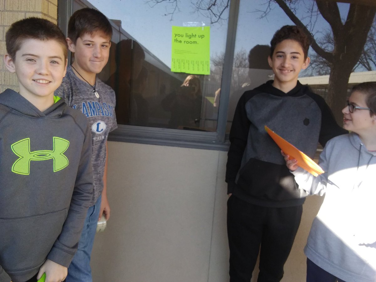 marymccat's tweet photo. #compliment My 8th graders HELPING others by spreading kindness joy. Don't forget to see 
the beauty in those around you💕 
#ThinkBigLISD @lampasasMS https://t.co/KUlpCZbkau