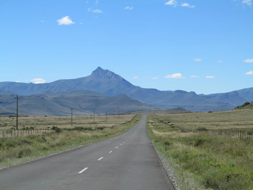Piazoic's tweet photo. Some old haunts on my mind this #ThrowbackThursday Years of work are coming together in a paper I hope will be submitted in the next month or so #karooheartland #nieubethesda #compassberg https://t.co/G6VH2Ias9f