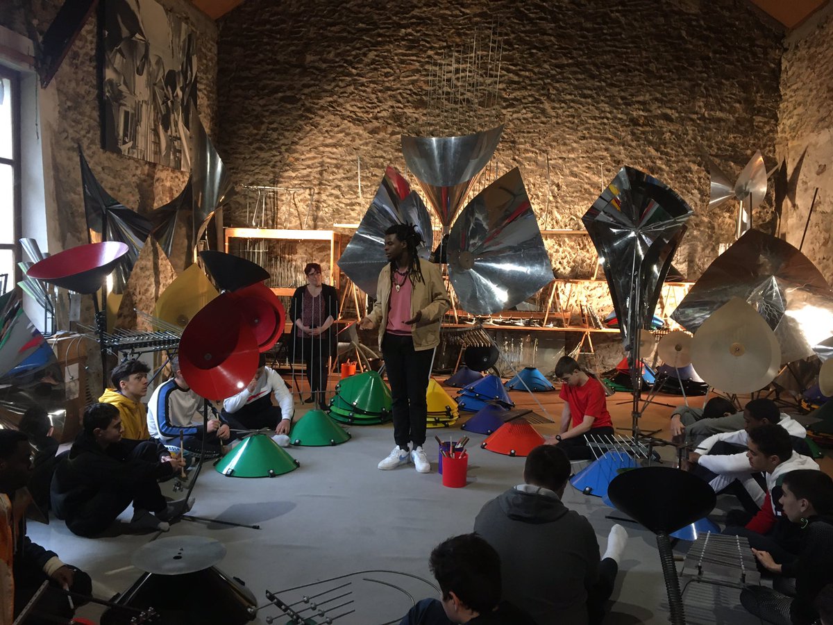 SSB_org's tweet image. Des jeunes en formation menuiserie au Lycée Professionnel Benjamin Franklin, Melun (regionne Parisienne), sont venus aujourd’hui à la Grange avec les @ConcertsdePoche.

Ils se sont éclatés avec Justin et les Structures Sonores Baschet !