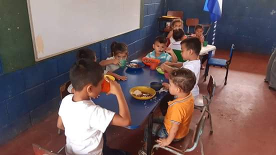WaslalaFSLN's tweet photo. #WASLALAFSLN Niñ@s de la comunidad Dipina #2 degustan de un rico desayuno en su regreso a clases. ❤🖤 https://t.co/x2egsUOVUr