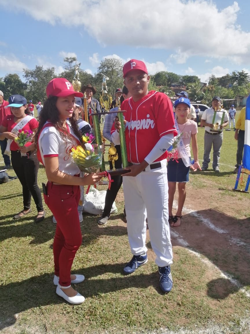 WaslalaFSLN's tweet photo. #WASLALAFSLN Apoyando el deporte🏌️‍♂️🏌️‍♀️ Inauguración de la liga Campeón de Campeones de b��isbol en la comunidad El Naranjo, el equipo ganador representará al Municipio en el torneo regional de la Costa Caribe.⚾️⚾️❤🖤
#AdelanteaconLaComunidad 
#MujeresPorLaVida https://t.co/kepnOcmcMg
