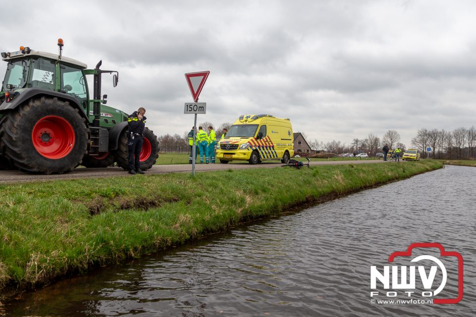 Fietser aangetroffen aan de Huisdijk HOGE ENK – Een fietser is donderdagmiddag aangetroffen langs de Huisdijk bij de Hoge Enk. Ambulance en helicopter waren ter... ..
