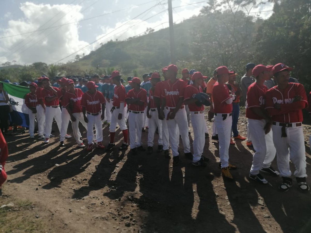WaslalaFSLN's tweet photo. #WASLALAFSLN Apoyando el deporte🏌️‍♂️🏌️‍♀️ Inauguración de la liga Campeón de Campeones de b��isbol en la comunidad El Naranjo, el equipo ganador representará al Municipio en el torneo regional de la Costa Caribe.⚾️⚾️❤🖤
#AdelanteaconLaComunidad 
#MujeresPorLaVida https://t.co/kepnOcmcMg