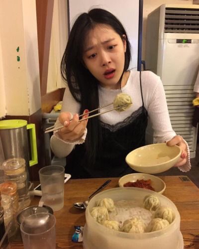 rvluvvs's tweet photo. Sulli with food; a random thread because she loves eating https://t.co/5X7NfzRUDE