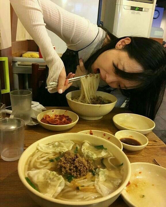 rvluvvs's tweet photo. Sulli with food; a random thread because she loves eating https://t.co/5X7NfzRUDE