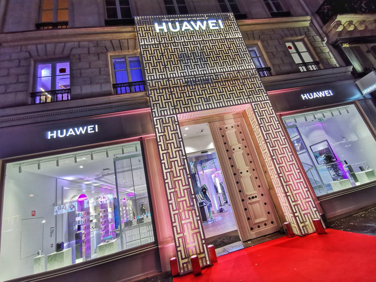GoldenGeekBlog's tweet photo. Inauguration du tout nouveau magasin Flagship #HuaweiStoreParisOpera ! Un immense et superbe espace pour découvrir tout l'écosystème Huawei 👌 https://t.co/aCZwxmHYWm