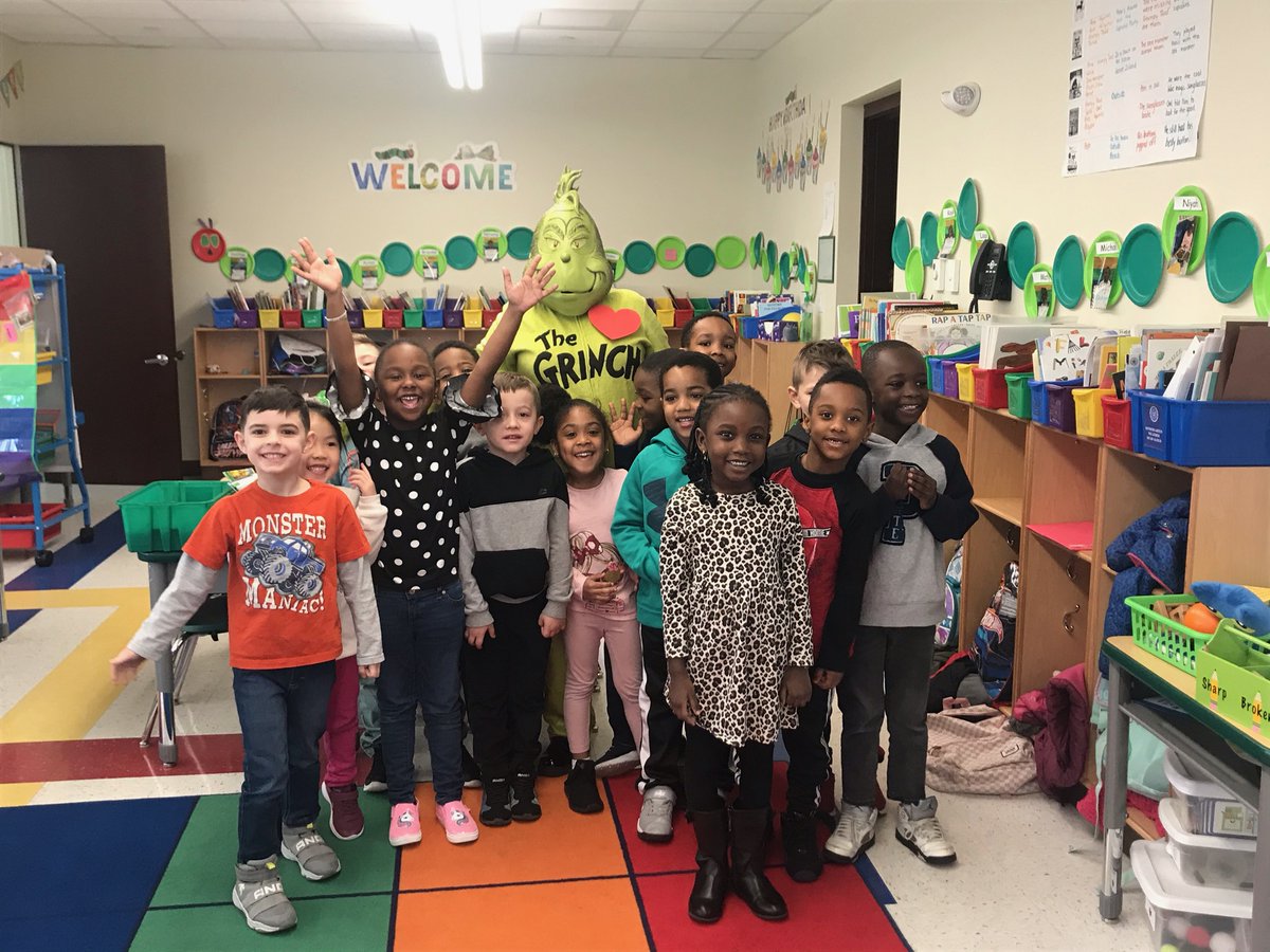 MoniqueJacob1's tweet photo. @NathanaelGreene
Look who visited Mrs Chartier's kindergarten class! #readingweek2020 https://t.co/nVNKt4YSMd
