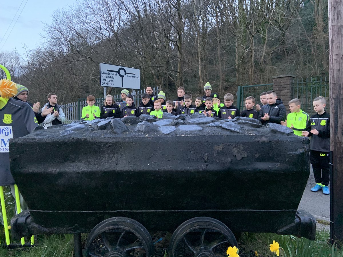 elyvalleyhawks's tweet photo. Ely Valley Hawks during their minutes applause in memory of our senior team captain Shaun 💚 #SY5 @fc_ely https://t.co/pmcnMqOdv1