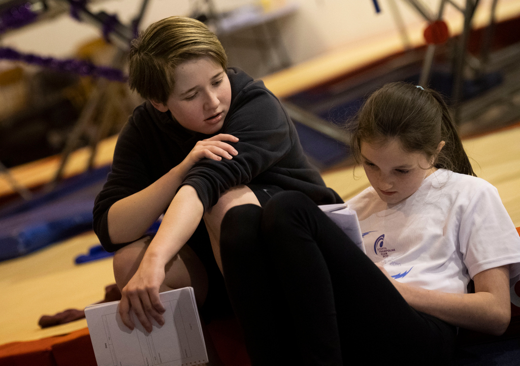 Our gymnasts enjoying #worldbookday between shots on the trampoline.

#ayeshcan @EnergiseHer (Photo by Craig Foy / SNS Group)