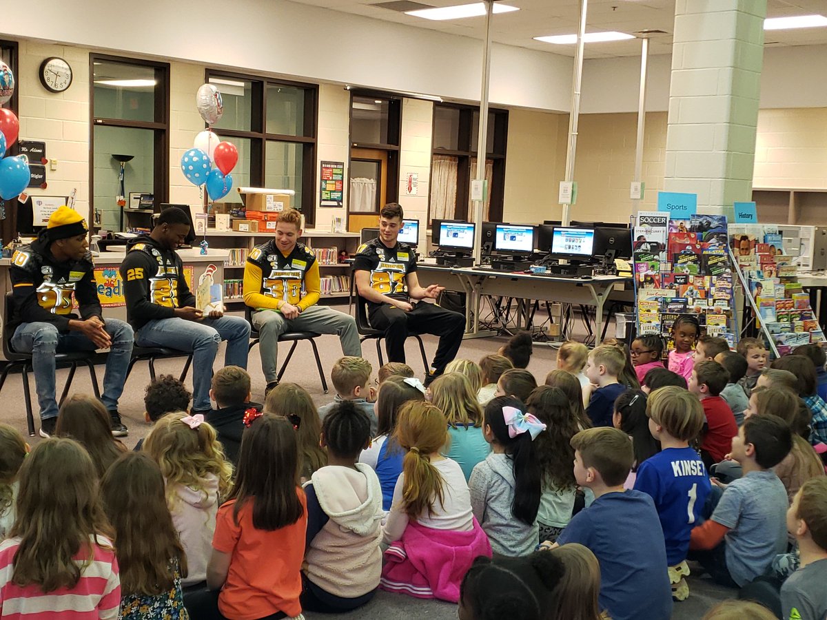 Vaughan1st's tweet photo. 1st grade loved having KSU football players read Dr. Seuss books! https://t.co/jUkqF6DWVz