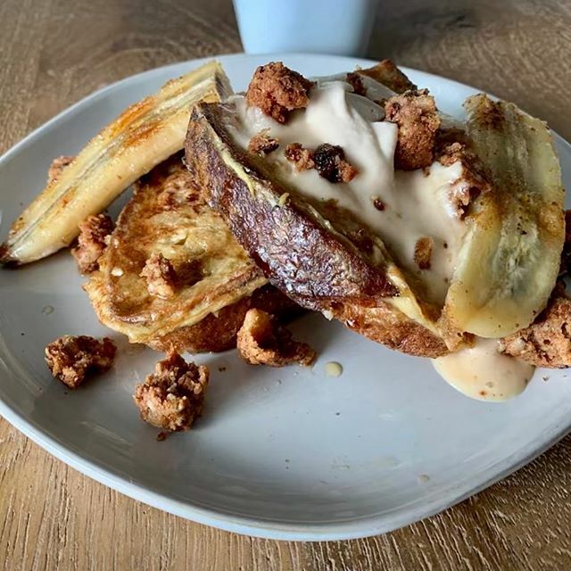 Homemade French toast anyone?? Here with sautéed bananas, yogurt, and topped with cinnamon banana chip clusters😋😋. So amazing. 📸: @woodn_spoons ift.tt/3apUsHE