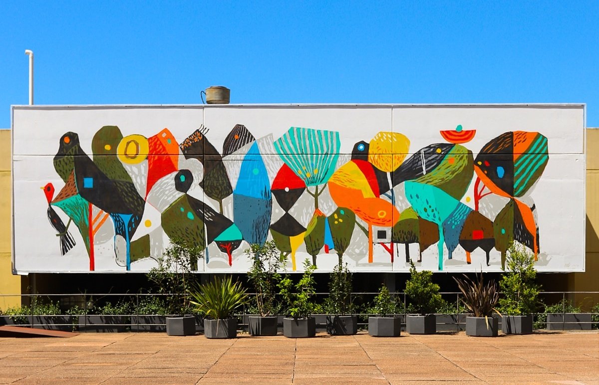 En 2019 soñamos con un mural que acompañara los grandes cambios que transitamos en UCU. Hoy, cumplimos 35 años e inauguramos con mucha ilusión El Bosque de Juan Manuel Díaz y Rosalía Vitureira. La terraza está abierta para disfrutarla y el bosque está listo para que lo recorran.