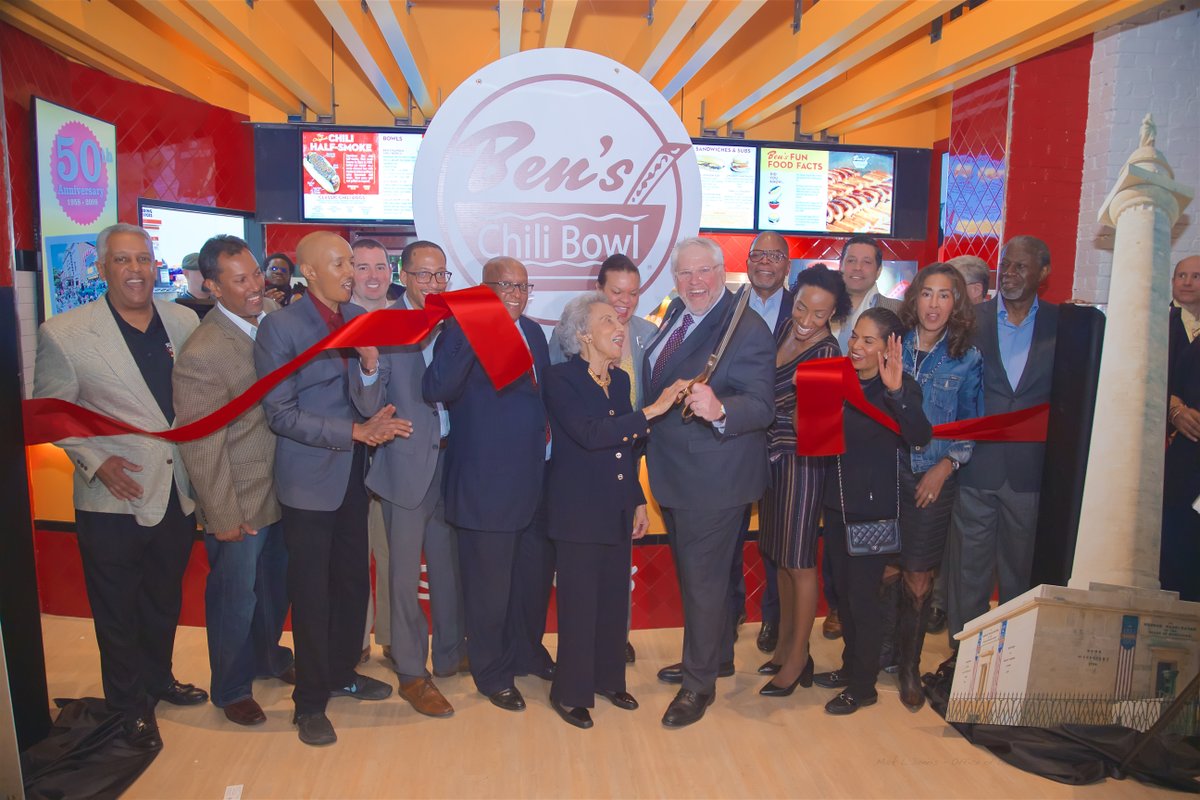 mayorbcyoung's tweet photo. We are excited to have the first @benschilibowl location in Maryland here at @HorseshoeBmore. I am thrilled to declare today as #BensChiliBowl Day and to welcome the Ali family to #Baltimore!
#mybmore #buildingbaltimore #benschilibaltimore https://t.co/OTbxEwUB4h